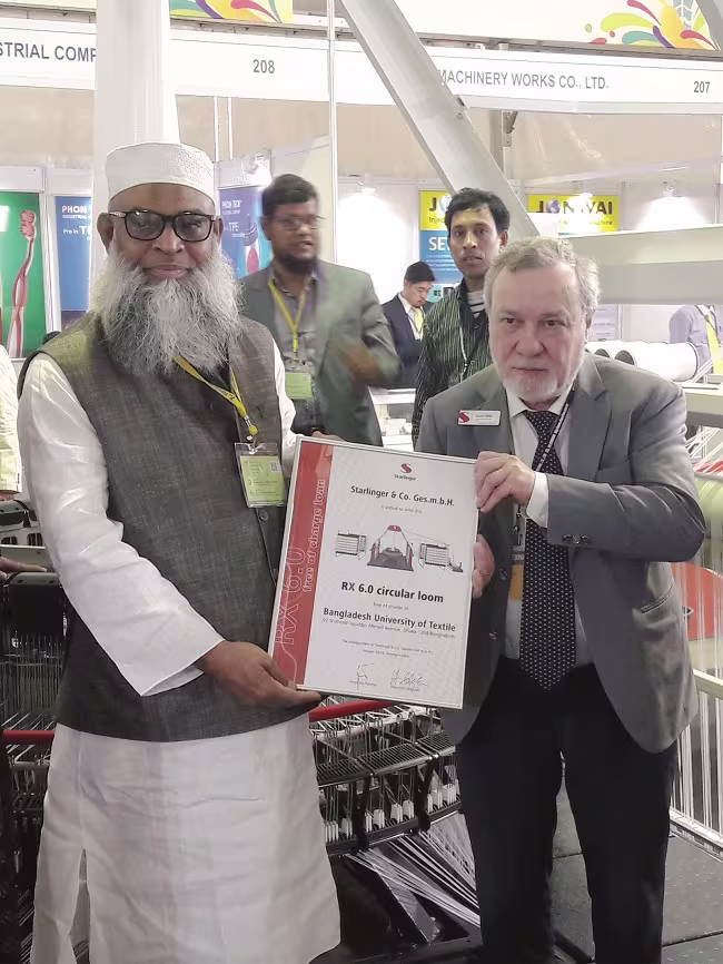 Arnold Sillipp hands over circular loom