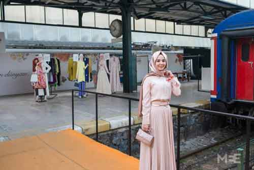 Esra Sezis Kigili, a very prominent Turkish modest fashion columnist and consultant, and the editor of the first Turkish modest fashion magazine, after a show at the Istanbul Modest Fashion Week (MEE/Emanuele Satolli)