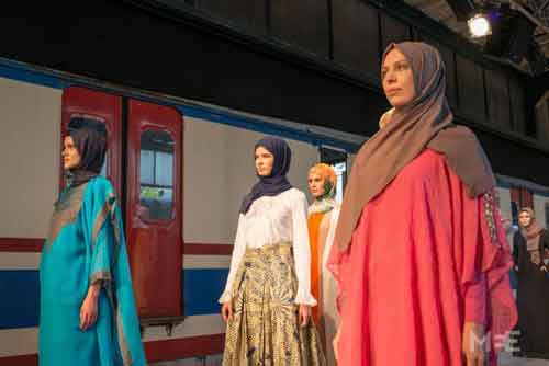 Models come out together once again at the end of Zamzam Zalila fashion show during the Istanbul Modest Fashion Week (MEE/Emanuele Satolli)