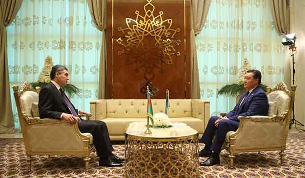L-R: Turkmen President Gurbanguly Berdymukhamedov and Kazakh Prime Minister Askar Mamin