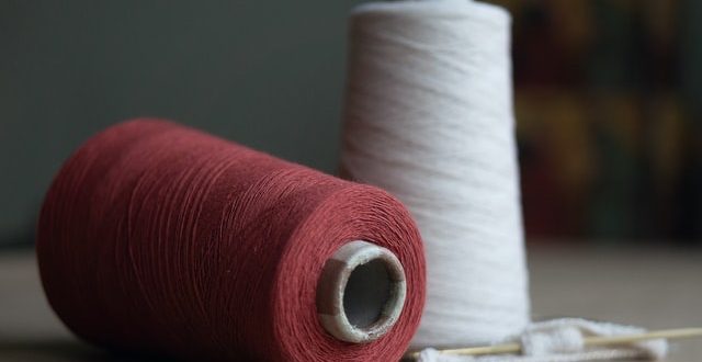 red-white-yarn-img