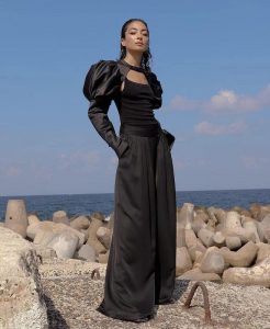 black-cloth-girl-beach-img