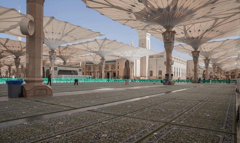 12k new green carpets laid in courtyard of Prophet’s Mosque in Madinah