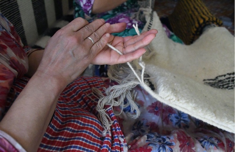 carpet yarn spinning with hand