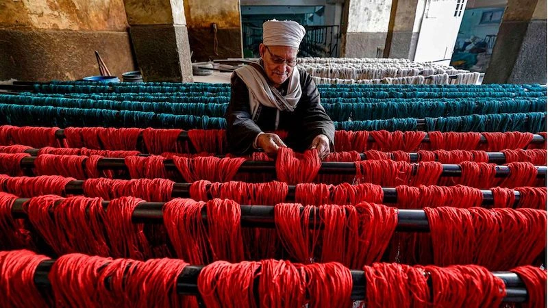 threads are dyed at the kahhal looms hand-made rugs cairo-luxury carpet