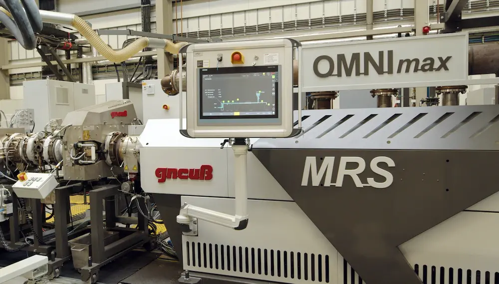 Fig.2: OMNImax Recycling System in operation with MRS Extruder, RSFgenius Filtration System, Online Viscometer VIS