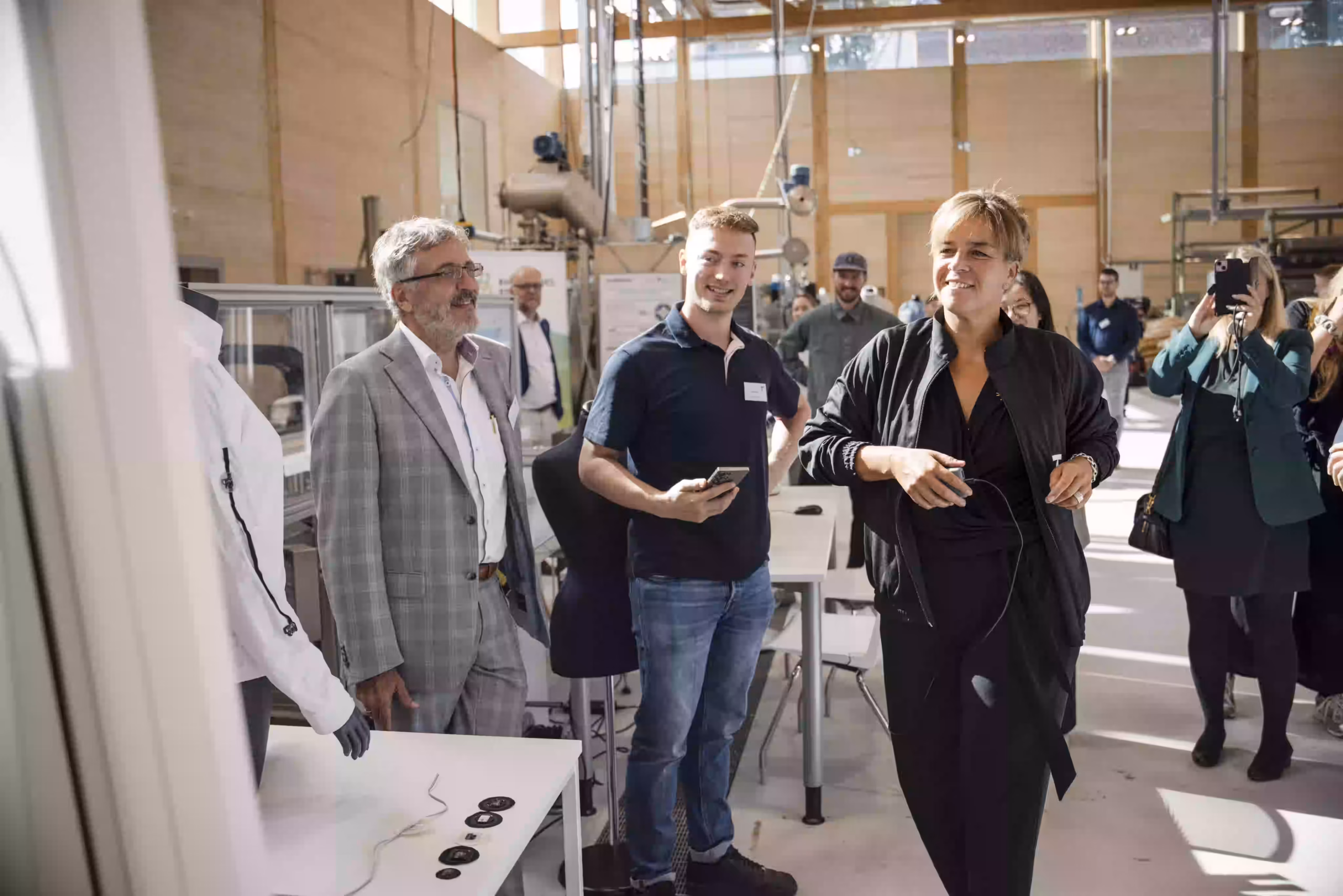 Mona Neubaur visits Textile Factory 7.0 to explore smart and sustainable textile production technologies